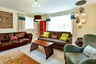 Image de Pass the Keys | Spacious 4 Bedroom home with Parking  Garden