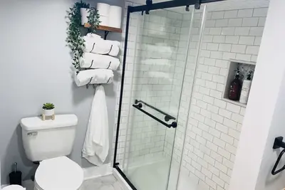 Image de Stylish & Spacious Princeton Basement Apt with King Bed, Private Entrance