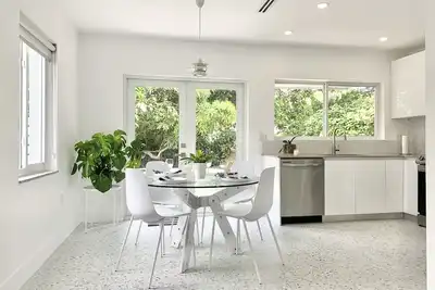 Image de Newly Remodeled home with stock tank pool near Coral Gables