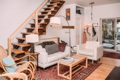 Image de Walk everywhere in A+ location: garden, parking, playroom, sauna, decks, sunroom