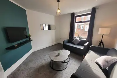 Image de Smart 6 Bed House -Wifi -Yard -Nr Bus Stop & Train