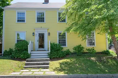 Image de Stunning sun drenched home in peaceful setting. 5-min walk to town. .