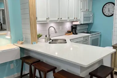 Image de Updated studio 3 minute walk to the private beach