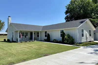 Image de Hilltop Home with views and covered deck - 6 miles to U of A