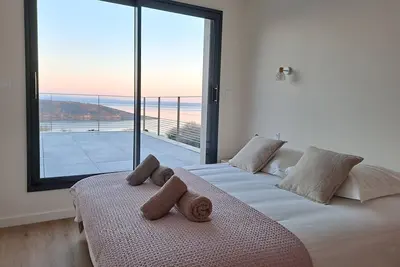 Image de Villa Avec Piscine Intérieure et vue mer Sauvage