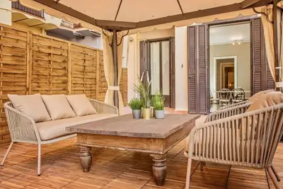 Image de Refurbished Apartments! 5 bedrooms + 2 bathrooms each one!