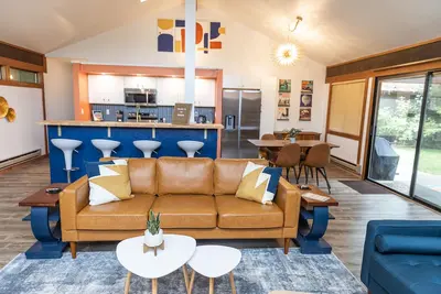 Image de The Mondrian Hole in One - An Mcm Townhome in a Quiet Golf Course Community