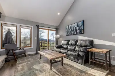 Image de Spring Creek Sanctuary 2br Villa – Fireplace, Deck & Owners’ Club Access