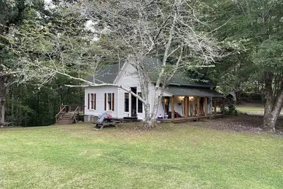 Image de Laurel Springs- A 1927 Farmhouse renovated with modern day comforts!