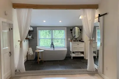Image de 5 bed 2Bath fully remodeled farmhouse near Beaches, Portland, Airport & Hiking