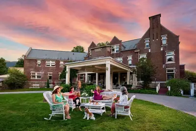 Image de #1 on TripAdvisor. Magnificent Country Inn available as Private Home for 32. Up to 100 can stay on the 30-acre Wilburton resort. Family Reunions, Corporate Retreats. Weddings. Indoor & outdoor pool