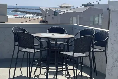 Hear the Surf from the Rooftop deck! 3Bed/2Bath