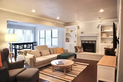 Image de Cozy Grove - Spacious 5 Bedroom Home