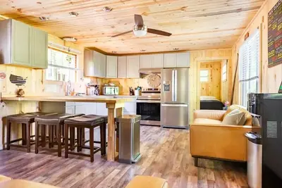 Image de 4PelicansOhio: Relaxing Cabin Near Leesville Lake ~Pets Welcome~ 2 Queens & 1f