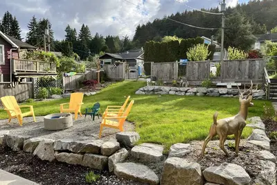 Image de Pickles&Peaches a 6 bedroom home in the heart of Gibsons