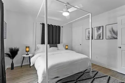 Image de Modern B an W Inspired Apt in heart of Tampa Bay