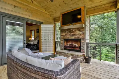 Image de Winter Cabin | Sleeps 8 + Hot Tub!