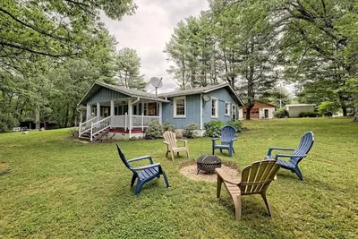 Image de Escape to nature with this pet-friendly, family retreat just 15 minutes from Highlands! Perfect for hiking, relaxing, and playtime with the kids. Utilize the outdoor fire pit, indoor fireplace and the playhouse in the side yard full of games!