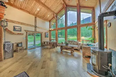 Image de Private Deck & Mtn Views: Family Getaway in Eureka