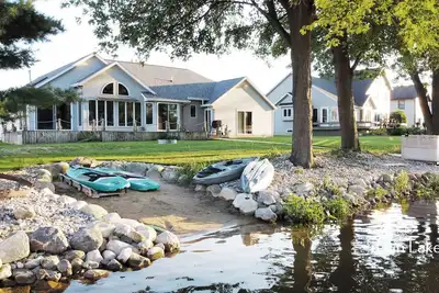 Image de Gun lake 4 Bed 2. 5 Bath Home w/2 car garage, kayaks, paddleboards, free Wi-Fi
