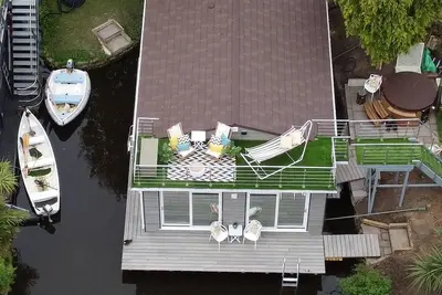 Image de Tulana Taggs, floating home & hot tub on idyllic island-Hampton Court & Richmond