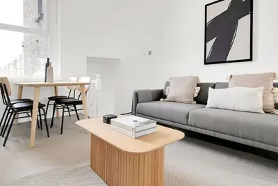 Image de Sunny Earls Court 2br, newly refurbished, opposite Tube, by Blueground