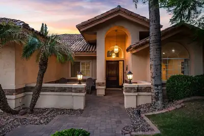 Image de 🏜Good Vibes~Pool~ Hot-Tub~ Gig Wi-Fi ~Sleeps 9~Bbq🏜