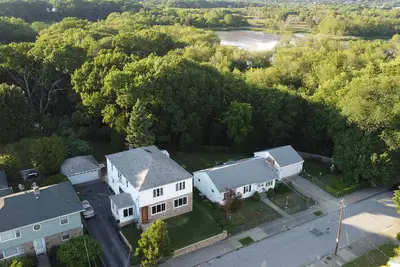 Image de Extraordinary 2-level Oasis  3 Kitchens  Grps-25