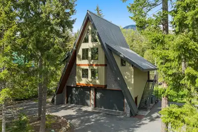 Image de Luxury A-Frame Lodge on a river, surrounded by mountains