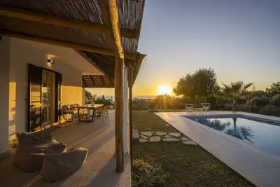 Image de Villa moderna con piscina privata e vista mare