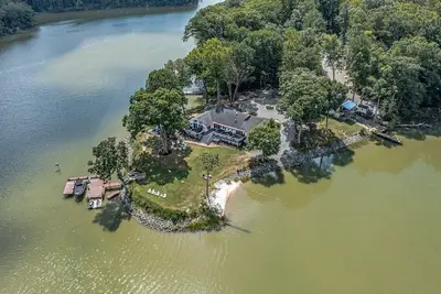 Image de Pvt Peninsula! Hot tub, beach, spectacular views w/huge kitchen! Sleeps up to 21