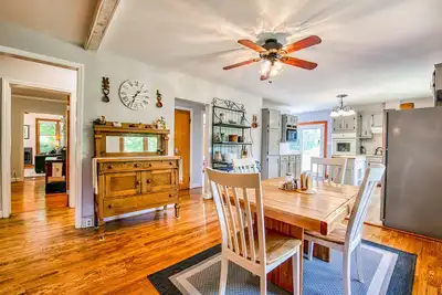 Image de Charming home with fireplace, central Ac, washer/dryer, & fast WiFi