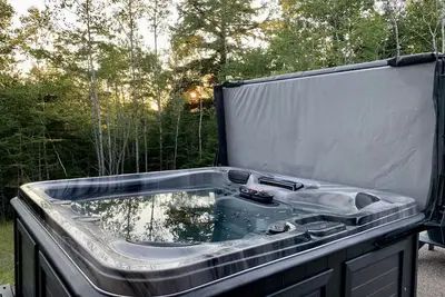 Image de Treeside Retreat with Hot tub