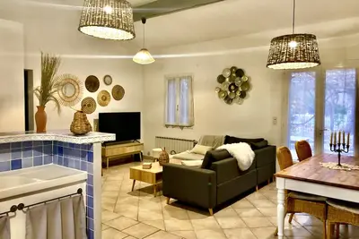 Image de Domaine plan des Devens 4* T3 gite in Roussillon with shared pool.