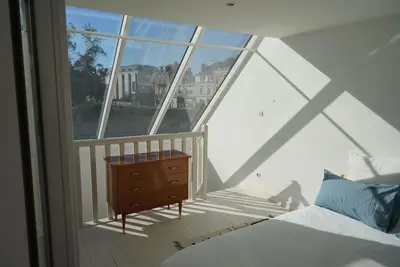Image de Magnificent Duplex style \"artist's studio\"