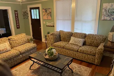Image de 1 of 2 Centrally Located 3 Bedroom Front House