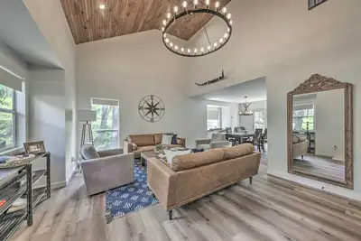 Image de 4 Mi to Dtwn Ruidoso: Cabin w/ Deck & Game Room!