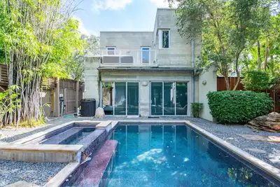 Image de Private Parking & Pool, Near Duval - Contra House