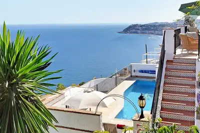 Image de Belle villa avec vue sur la mer, piscine, jardin et Wi-Fi.