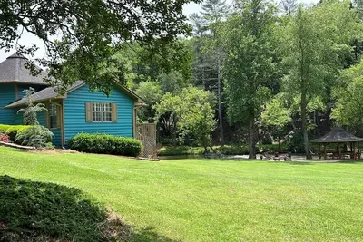 Image de Cheerful 3 bedroom relaxing riverfront cabin with outdoor jacuzzi and Tv