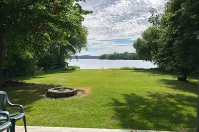Image de New 2 bedroom cottage house sleeps 7 on 214 ft lake frontage!