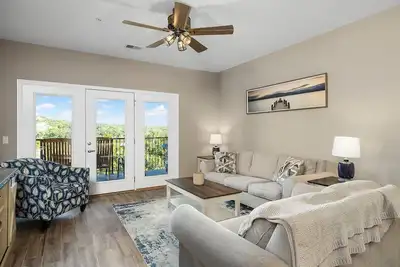 Image de Beautiful 3 Bedroom Lakefront Condo