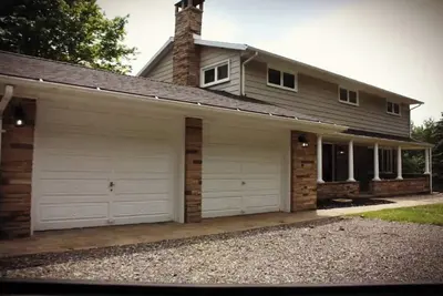 Image de New Listing for 10 people! Close to everything