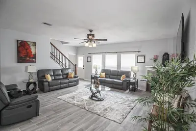 Image de Modern 5 Bedroom, 3 Full bathroom, + PlayStation.