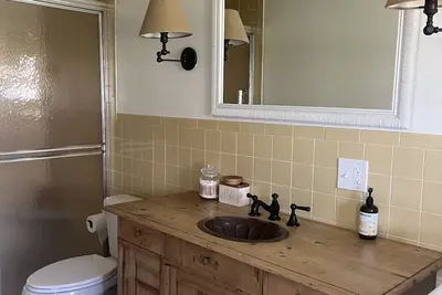 Image de Beach Cottage w/ ocean views 2 min. walk from the beach.