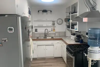 Image de 3283 Lincoln. Beach & town 2 blocks away. Private. Families/dogs. Safe parking.