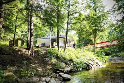 Image de Le 88 Howard - spa, sauna, rivière & joli pont!