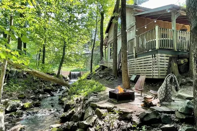Image de Le 14 Chalets Howard : Spa, Douche, Hamac, Bromont