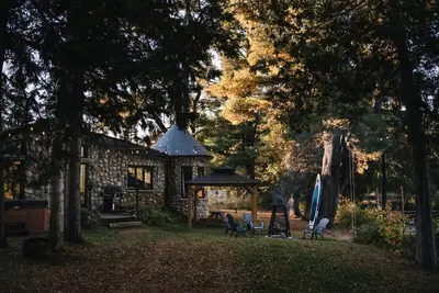 Image de Cozy St-Côme – Bord de l’eau, foyer, spa & ski