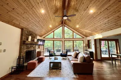 Image de Game room + Ev Charger + 7 mins drive to Slopes